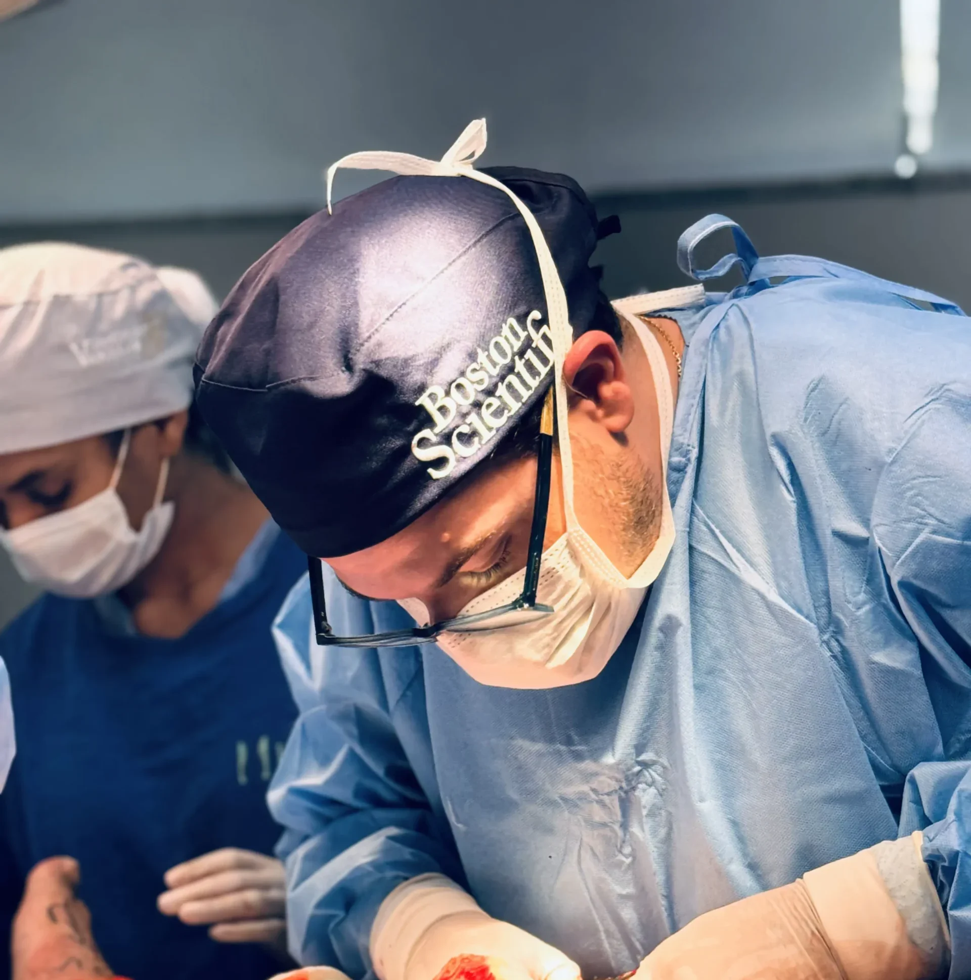 Dr. Jos&eacute; Val&eacute;rio em procedimento no centro cir&uacute;rgico